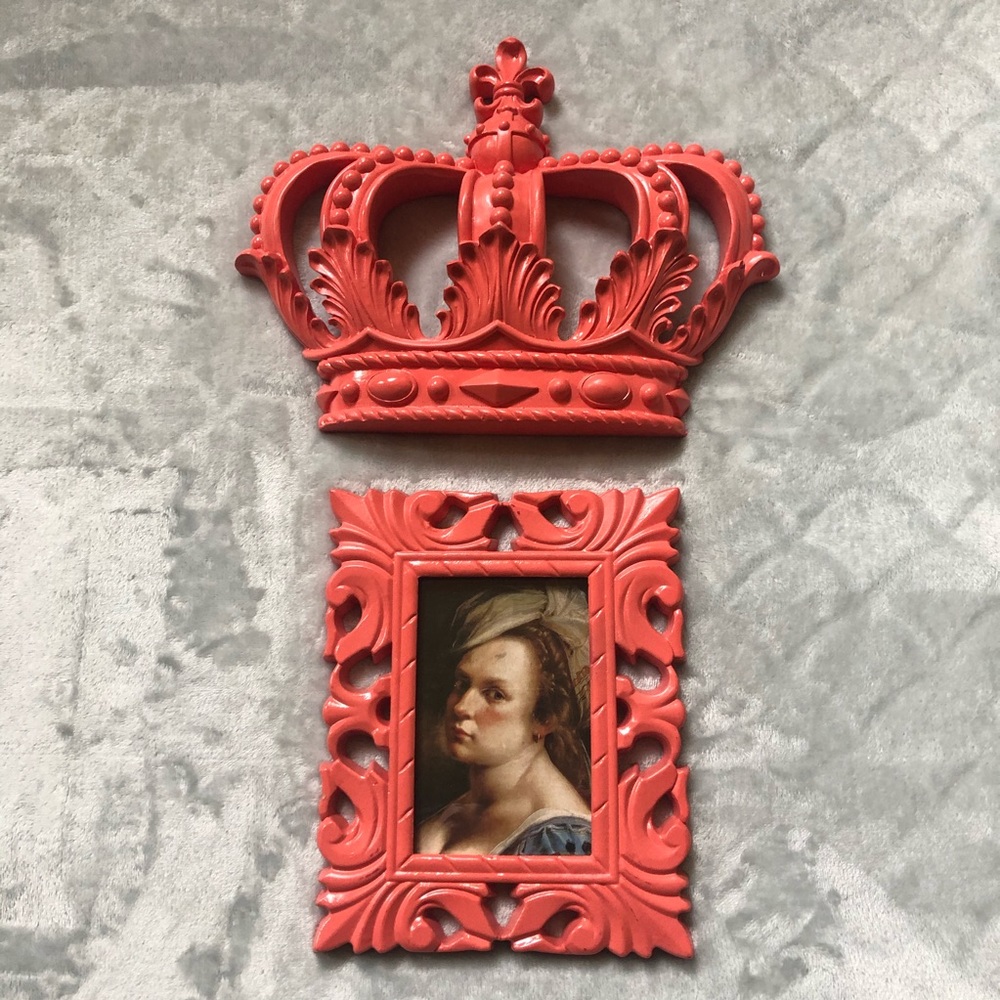 👑CLOSET CLEAR OUT👑 CROWN & PICTURE FRAME - Picture 3 of 8